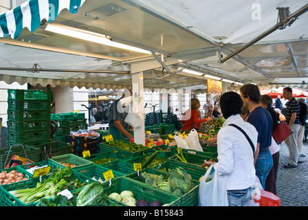 Dienstag im freien Bauernmarkt.  Obst und Vegatable Wochenmarkt statt am Place des Halles, Neuchatel, Schweiz Stockfoto