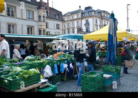 Dienstag im freien Bauernmarkt.  Obst und Vegatable Wochenmarkt statt am Place des Halles, Neuchatel, Schweiz Stockfoto