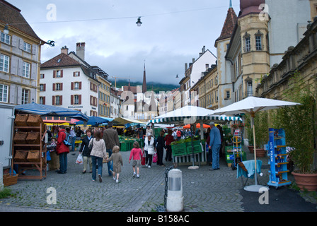 Dienstag im freien Bauernmarkt.  Obst und Vegatable Wochenmarkt statt am Place des Halles, Neuchatel, Schweiz Stockfoto