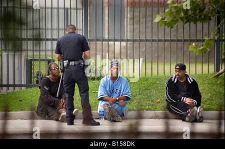 Polizei in Frage drei Afro-Amerikaner hielten auf Verdacht in Santa Ana, Kalifornien Stockfoto