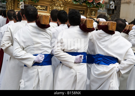 Büßer tragen religiöse Statuen während Osterprozession in Crevillente Murcia Spanien Stockfoto