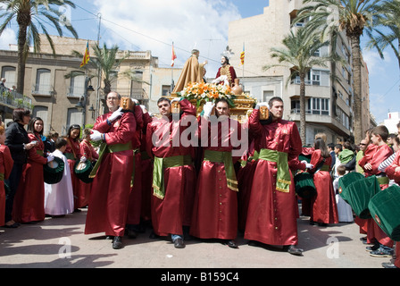 Büßer tragen religiöse Statuen während Osterprozession in Crevillente Murcia Spanien Stockfoto