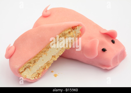 Rosa Schwein-förmigen Sahne Biskuit und in Scheiben schneiden. Stockfoto