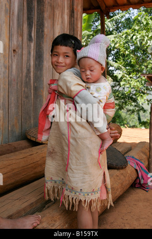 Kinder der Minderheit das Volk der Karen, Dorf in der Nähe von Mae Sariang, Thailand Stockfoto