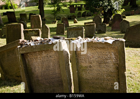 Steinen und Nachrichten über Rabbi Grabstein mit Hebräisch schreiben auf jüdischen Friedhof Worms Deutschland Stockfoto