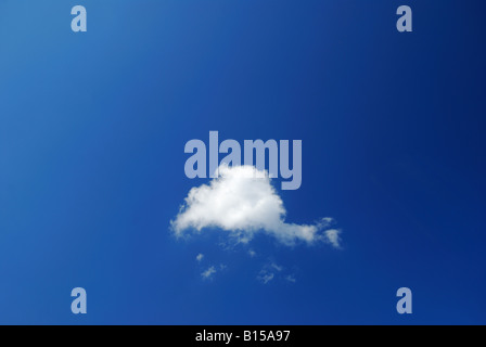 Kleine weiße Wolke gegen blauen Himmel, Surrey, England, Großbritannien Stockfoto