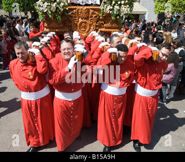 Büßer tragen religiöse Statuen während Osterprozession in Crevillente Murcia Spanien Stockfoto