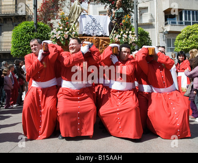 Büßer tragen religiöse Statuen während Osterprozession in Crevillente Murcia Spanien Stockfoto