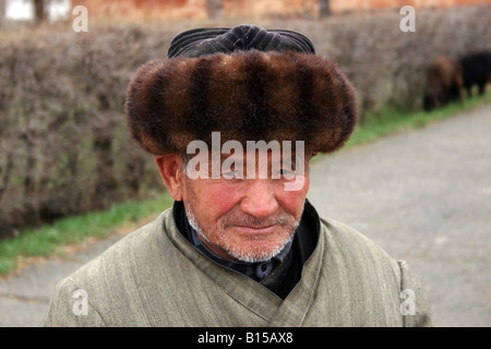 Kirgisischen älterer Mann mit einem traditionellen Hut. Stockfoto