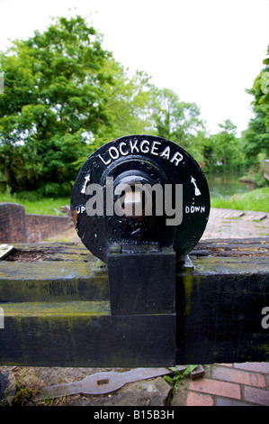 LOCKGEAR AUF SCHLEUSE 94 PADWORTH LOCK WOOLHAMPTON ON DER KENNET UND AVON KANAL IN DER NÄHE VON READING, BERKSHIRE, ENGLAND Stockfoto