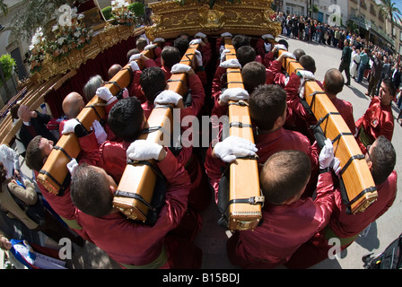 Büßer tragen religiöse Statuen während Osterprozession in Crevillente Murcia Spanien Stockfoto