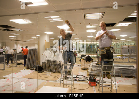 Ein Arbeiter reinigt ein Glas Parition in ein neu errichtetes Bürogebäude. Stockfoto