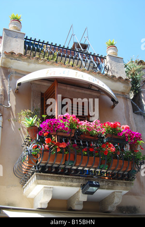 Balkon mit Blumen, Corso Umberto I, Taormina, Provinz Messina, Sizilien, Italien Stockfoto