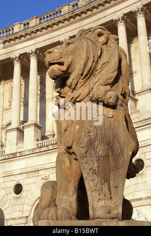 Löwenstatue durch die Hofburg in Wien Stockfoto