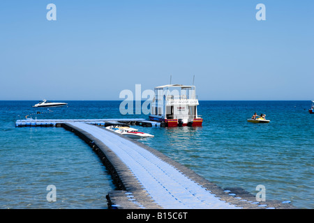 Glasboden-Boot festgemacht an einem schwimmenden Steg Strand von Naama Bay, Sharm el-Sheikh, Küste des Roten Meeres, South Sinai, Ägypten Stockfoto
