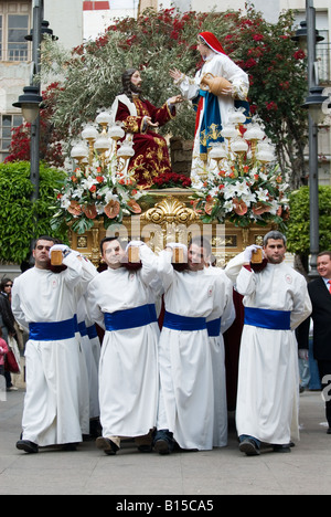 Büßer tragen religiöse Statuen während Osterprozession in Crevillente Murcia Spanien Stockfoto