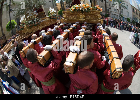 Büßer tragen religiöse Statuen während Osterprozession in Crevillente Murcia Spanien Stockfoto