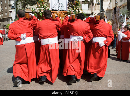 Büßer tragen religiöse Statuen während Osterprozession in Crevillente Murcia Spanien Stockfoto