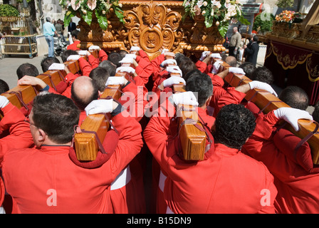 Büßer tragen religiöse Statuen während Osterprozession in Crevillente Murcia Spanien Stockfoto