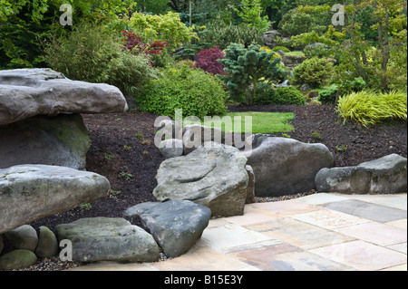 Neu gepflanzten Grenze auf Vorderseite des bereits etablierten Steingarten Design von Bahaa Seedhom North Yorkshire England Mai Stockfoto