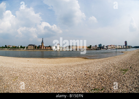 Ufer des Rheins in Düsseldorf über die historische Altstadt Stockfoto