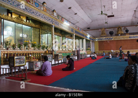 Buddhistische Anhänger beim Gebet in einer buddhistischen Lamakloster in das Zentrum Yangon, Birma-Myanmar Stockfoto