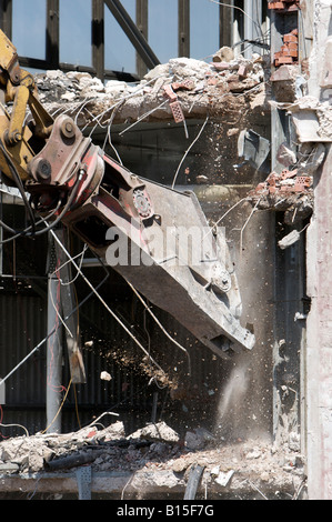 Abriss der ehemaligen Brauerei Mansfield, Mansfield mit einer großen Reichweite Maschine hydraulische Kiefer. Stockfoto