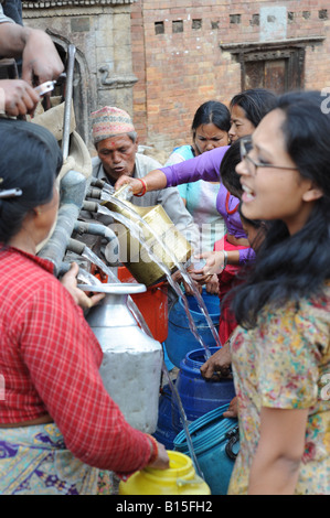 Wasser-Tanker, die Wasserversorgung für die Bewohner im Dorf Nepals Kathmandu Tal Bhatapur April 2008. Wasserknappheit in Nepal Stockfoto