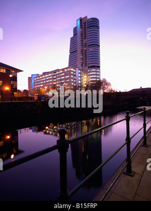 Leeds Liverpool Canal mit Bridgewater Place dahinter, Leeds City Centre, West Yorkshire England Stockfoto