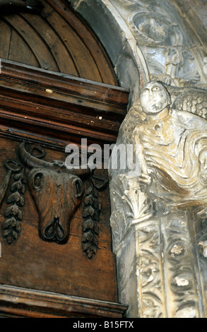 Italien Umbrien Bevagna romanische Wasserspeier an Tor von San Michele Arcangelo Kirche Stockfoto