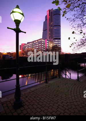 Leeds Liverpool Canal mit Bridgewater Place dahinter, Leeds City Centre, West Yorkshire England Stockfoto