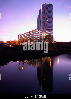 Leeds Liverpool Canal mit Bridgewater Place dahinter, Leeds City Centre, West Yorkshire England Stockfoto