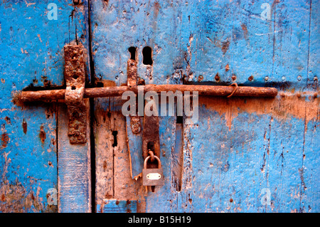 RUSTY SPERRE FÜR ALTE MAROKKANISCHE BLAUE TÜR Stockfoto