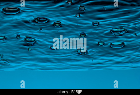 Unterwasser Oberfläche Bläschen Stockfoto
