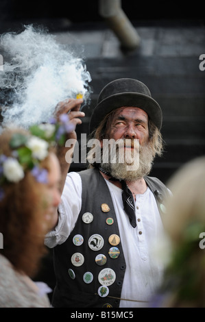 Bei der Jack in the Green-Feier in Hastings bahnt sich die Prozession der morris-Tänzer ihren Weg durch die Altstadt. Stockfoto