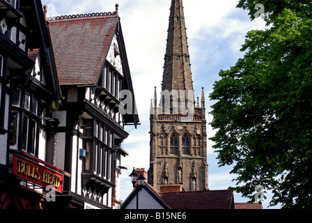 Bull Head und St-Nicolas-Kirche, Kings Norton, West Midlands, England, UK Stockfoto