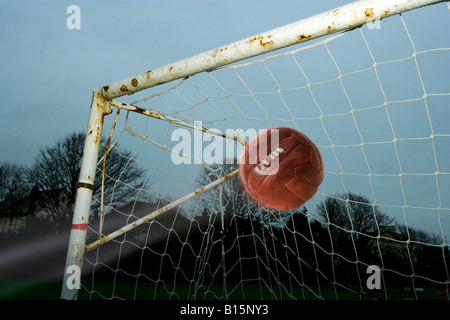 Fußball trifft das Netz eines Ziels Stockfoto