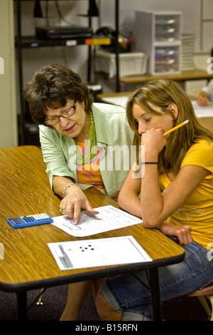 Eine Sonderschullehrerin in einer Mittelschule in Südkalifornien hilft ein Student mit einem mathematischen problem Stockfoto