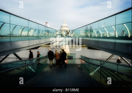 Menschen, die über die Millennium Bridge London Stockfoto