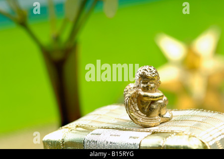 Engel Figur auf Weihnachtsgeschenk Stockfoto