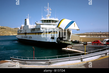 7. Oktober 2007 - Boarding Auto Fähre fühlt (Gozo Channellinien) im Hafen von Mgarr auf der maltesischen Insel Gozo. Stockfoto