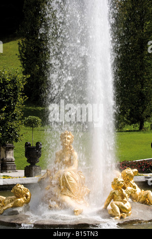 Deutschland, Bavary, Schloss Linderhof, Brunnen, goldene Skulpturen Stockfoto