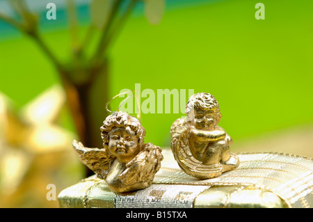 Engelfiguren auf Weihnachtsgeschenk Stockfoto