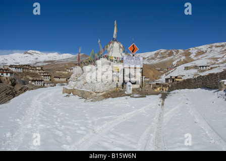 Kibber Dorf mit Neuschnee bedeckt. 4205 m ist es angeblich das höchstgelegene Dorf der Welt mit befahrbare Straße. Stockfoto