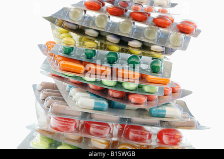 Einige Tabletten und Kapseln in Blister-Packungen, Nahaufnahme Stockfoto