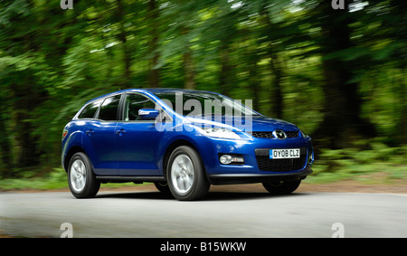 2008 Mazda CX7 Landstraße befahren Stockfoto