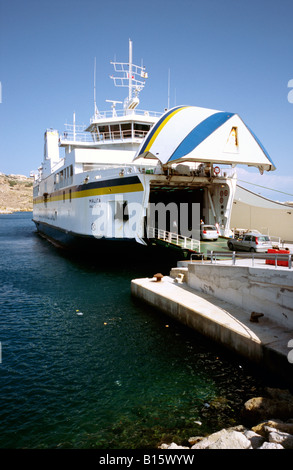 7. Oktober 2007 - Boarding Auto Fähre fühlt auf Gozo Hafen von Mgarr. Stockfoto