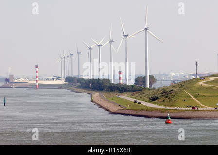 Windkraftanlagen Sie neben der Nieuwe Ship Canal Maasvlakte, Rotterdam, Holland. Stockfoto