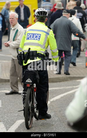 Polizist auf dem Mountainbike Stockfoto