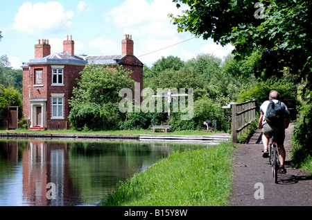 Radfahrer auf Kanal Treidelpfad am Kings Norton Junction, West Midlands, England, UK Stockfoto